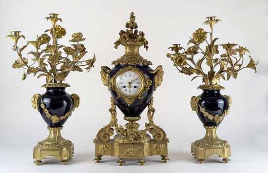 GRANDE GARNITURE DE CHEMINÉE en bronze doré...